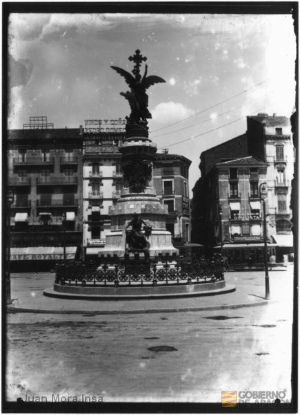 "[Plaza de España] Zaragoza. Columna monumento a los mártires. Autor: Agustín Querol [y Ricardo Magdalena]". Juan Mora Insa